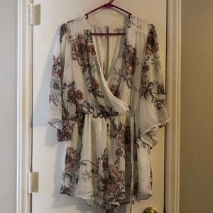 NWT!!! 🌸 Charlotte Rousse Floral Romper Size L 🌸